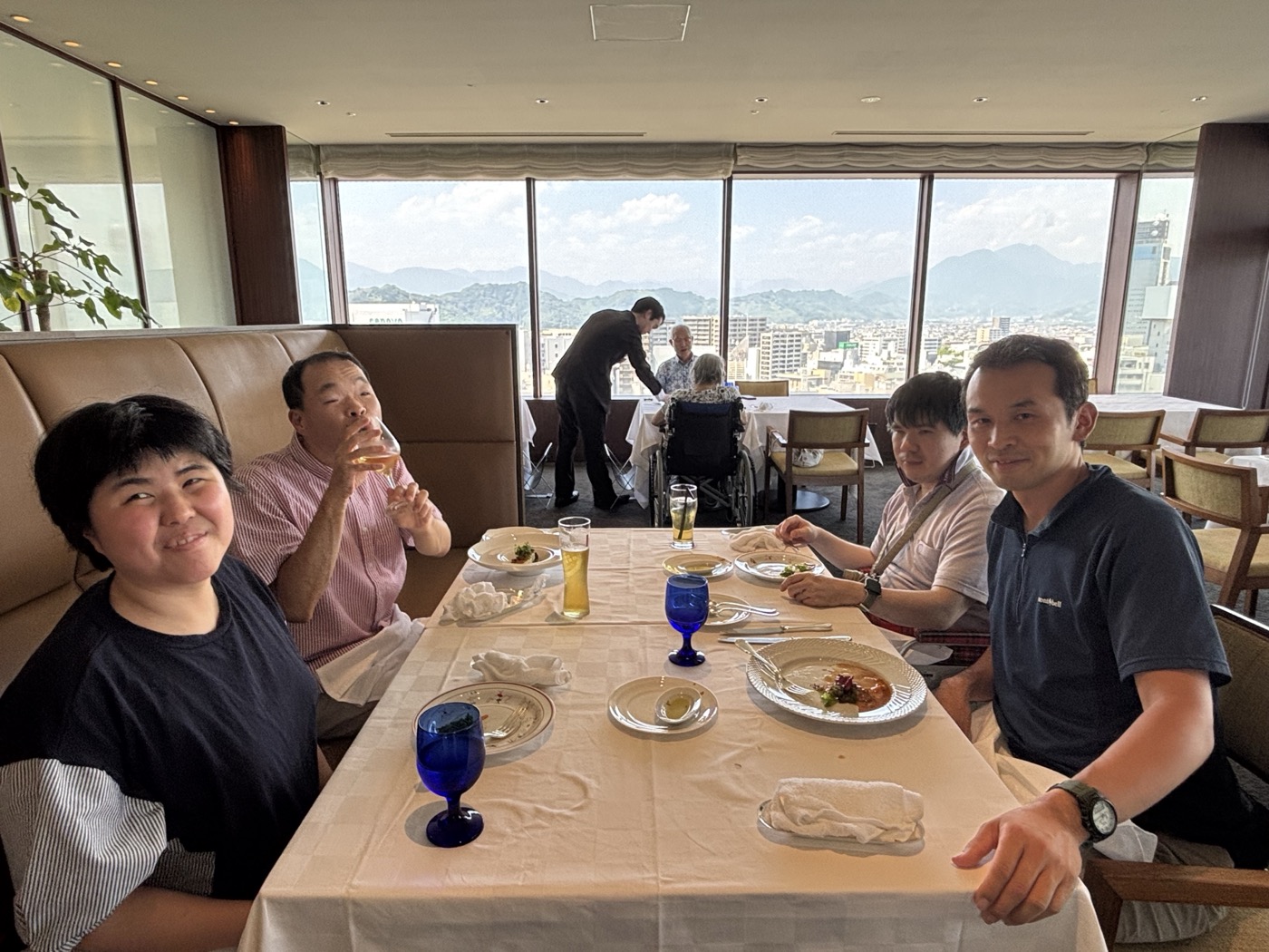 介護付き旅行サービス:車いすの方とのお出かけの様子