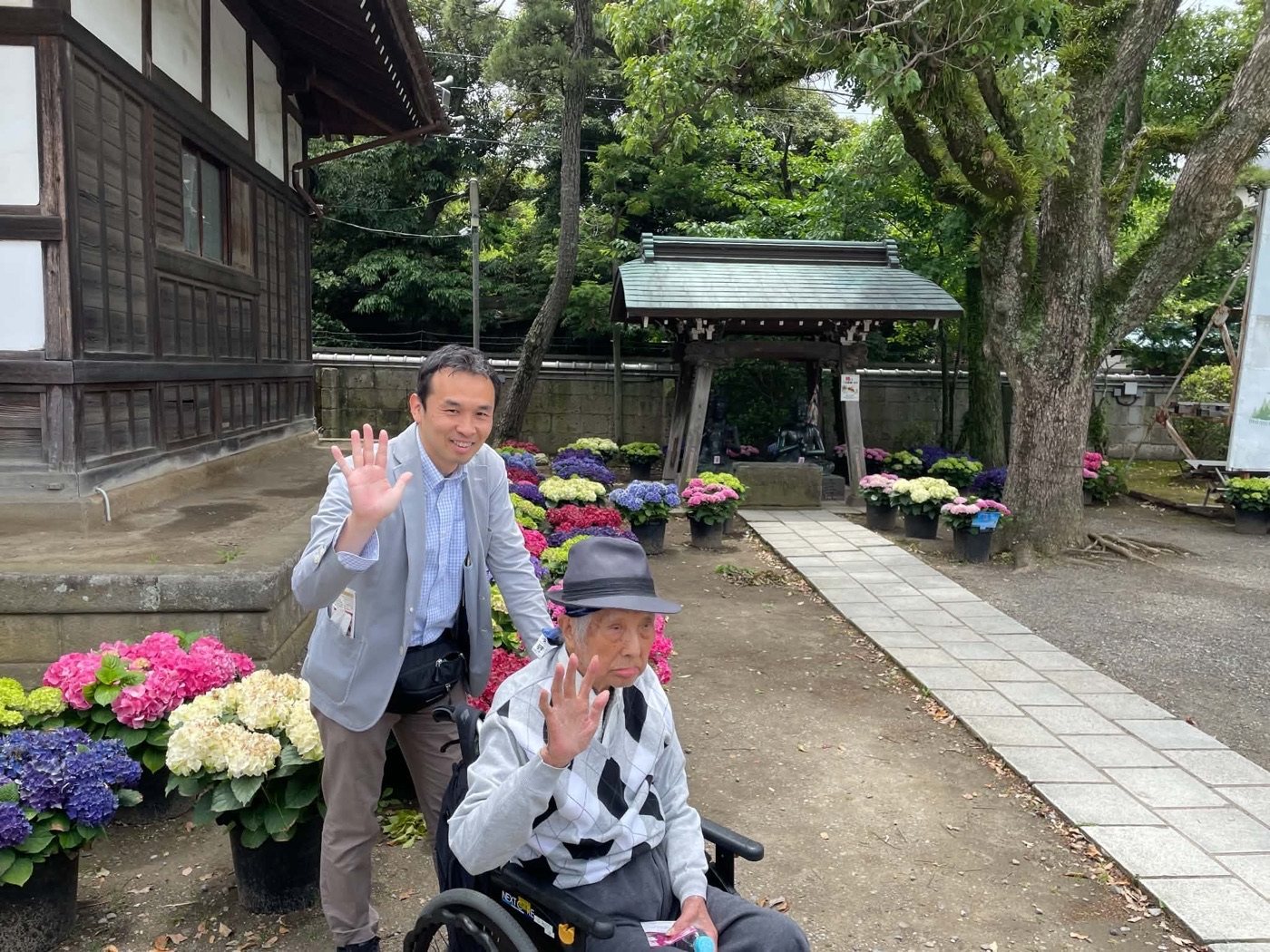 あじさいの咲く境内でのご様子