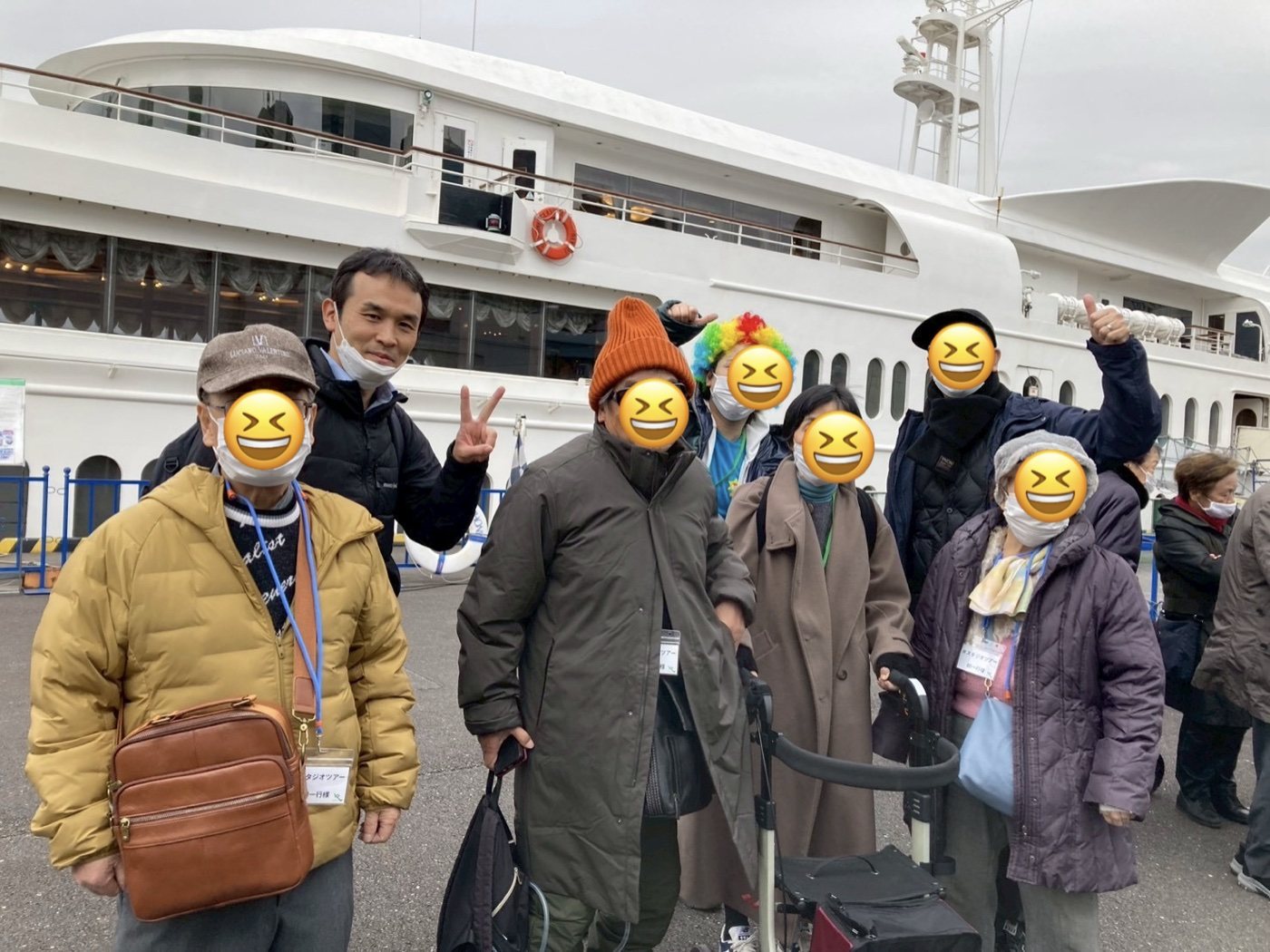 クルーズ船の前での集合写真