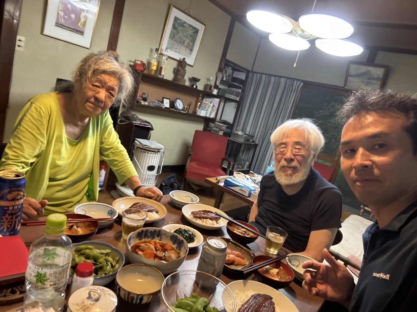 別荘の食卓を囲んでの夕食の様子