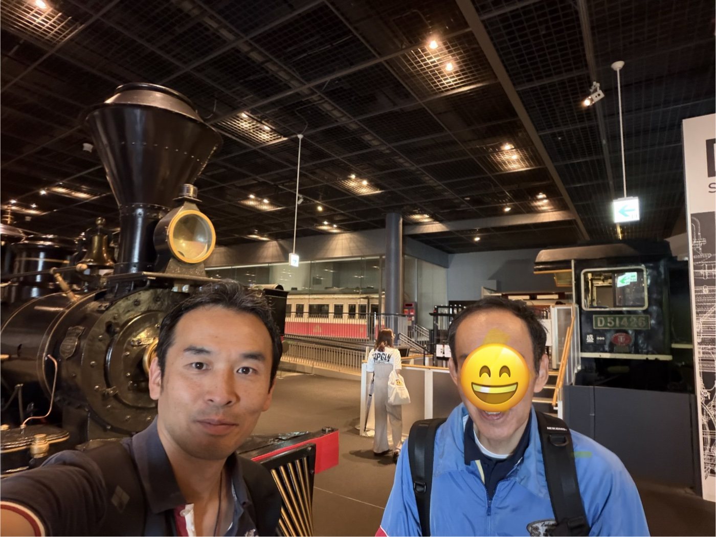 鉄道博物館で蒸気機関車の展示をご覧になっている様子