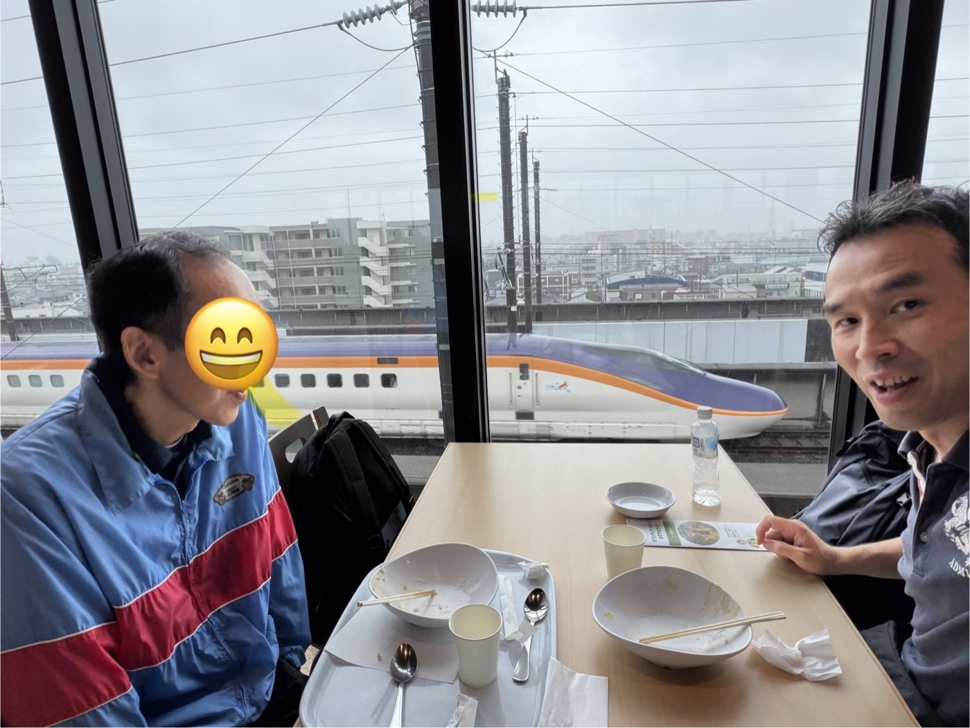 新幹線が見える館内のお食事スペースでのお昼の様子