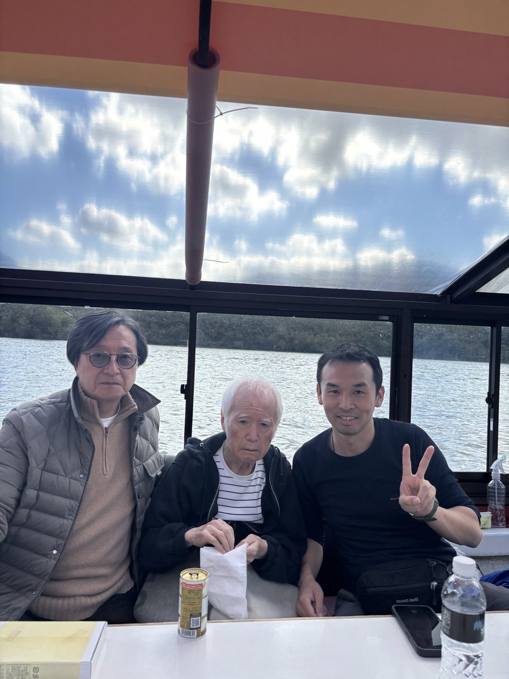 最上川の舟下りの船内でのご様子